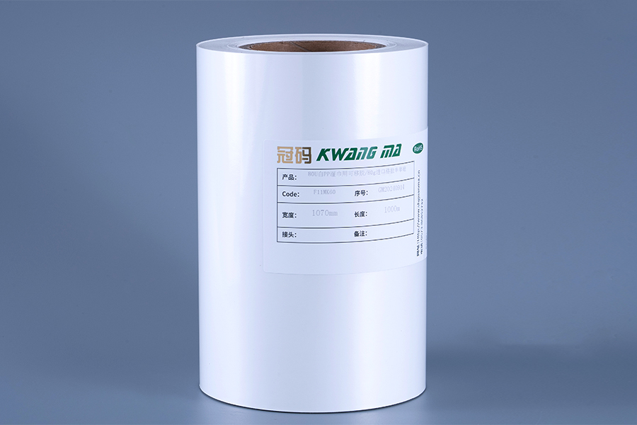 Klæbende filmetikettematerialer