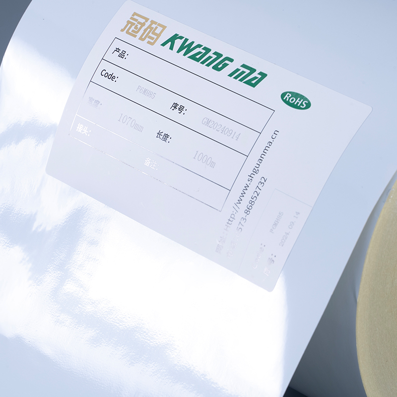 50 mic blank hvid polyester PET film selvklæbende etiket med opløsningsmiddel akryl klæbende jumborulle til digital udskrivning