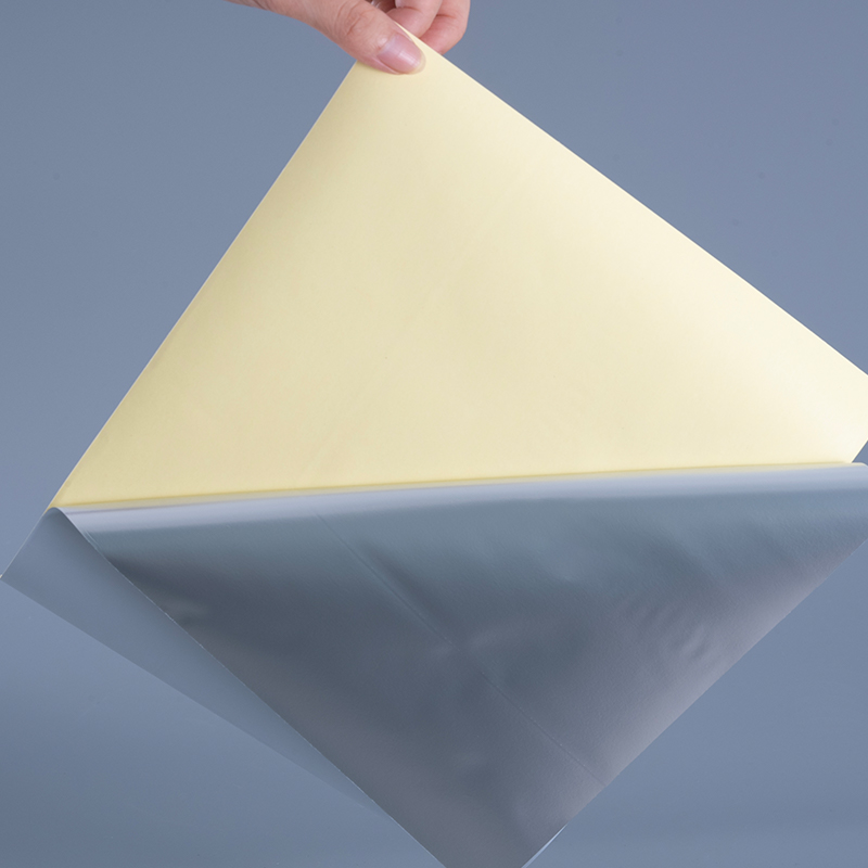 50 mic blank hvid polyester PET film selvklæbende etiket med opløsningsmiddel akryl klæbende jumborulle til digital udskrivning