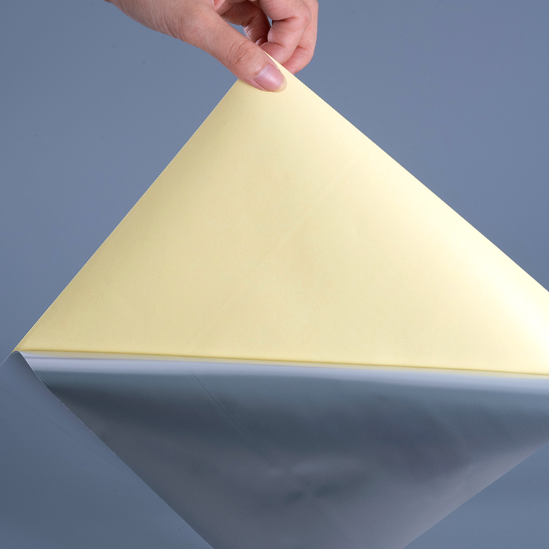 50 mic blank hvid polyester PET film selvklæbende etiket med opløsningsmiddel akryl klæbende jumborulle til digital udskrivning