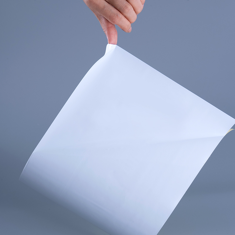 25 mikroglans PET vinylfilmetiketmaterialer med akrylklæbende jumborulle til inkjet-udskrivning