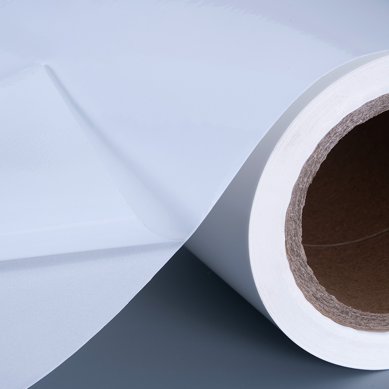 25 mikroglans PET vinylfilmetiketmaterialer med akrylklæbende jumborulle til inkjet-udskrivning