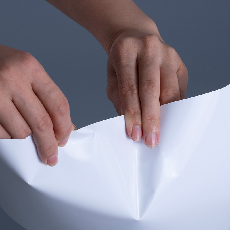 25 mikroglans PET vinylfilmetiketmaterialer med akrylklæbende jumborulle til inkjet-udskrivning