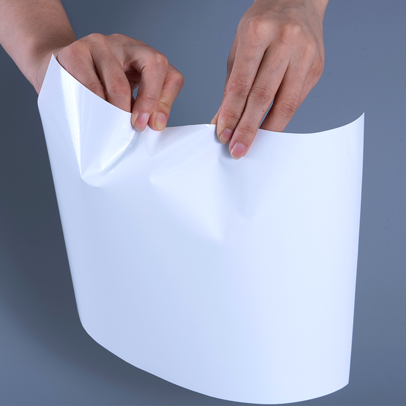 25 mikroglans PET vinylfilmetiketmaterialer med akrylklæbende jumborulle til inkjet-udskrivning