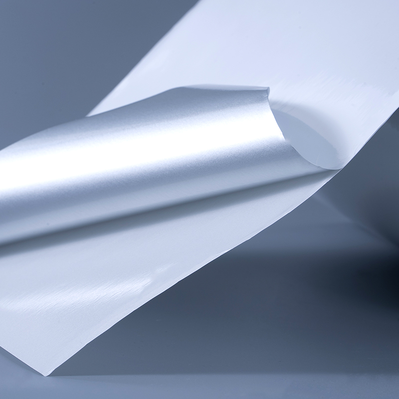 25 mic blank hvid aluminiseret polyesterfilm selvklæbende etiket med vandbaseret akrylklæbemiddel til inkjet-udskrivning