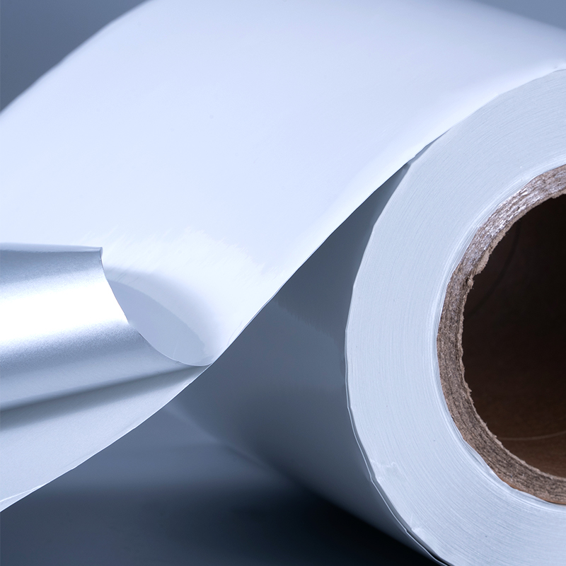 25 mic blank hvid aluminiseret polyesterfilm selvklæbende etiket med vandbaseret akrylklæbemiddel til inkjet-udskrivning