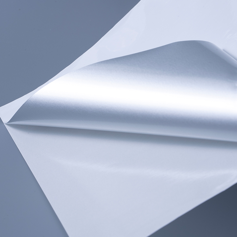 25 mic blank hvid aluminiseret polyesterfilm selvklæbende etiket med vandbaseret akrylklæbemiddel til inkjet-udskrivning